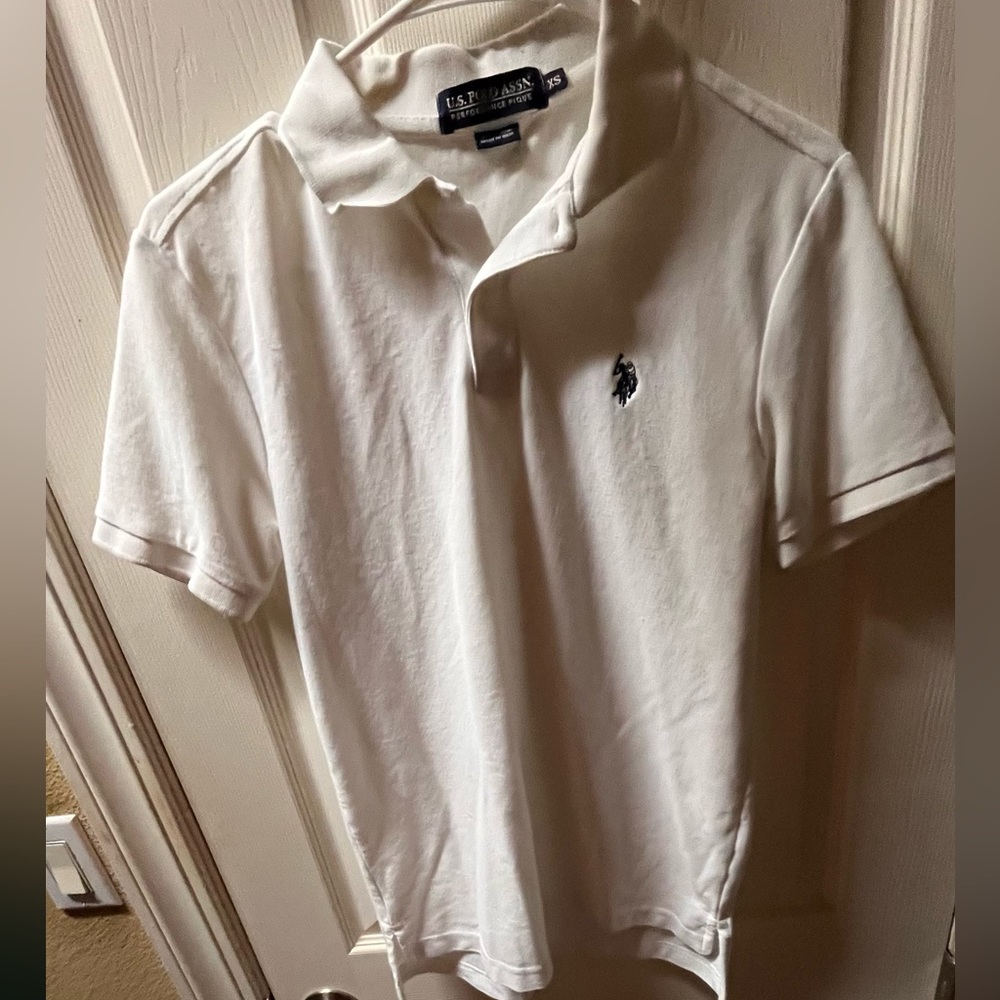 WOMEN’S WHITE U.S. POLO ASSN COLLARED POLO, SIZE XS, 2 BUTTONS